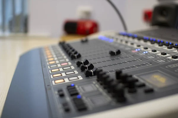 Профессиональная аудиомикшерная консоль с фэйдерами и регулировочными кнопками . — стоковое фото