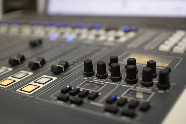 Console de mixage audio professionnelle avec faders et boutons de réglage . — Photo
