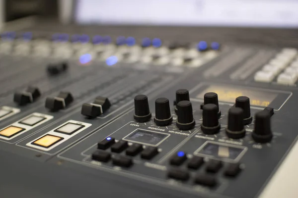 Console di miscelazione audio professionale con fader e manopole di regolazione . — Foto Stock