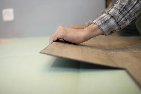 Laminado de vinil. Colocação do revestimento do piso . — Fotografia de Stock