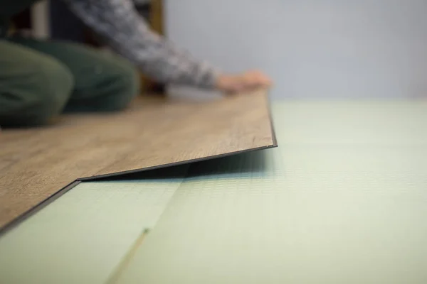 Laminado de vinil. Colocação do revestimento do piso . — Fotografia de Stock