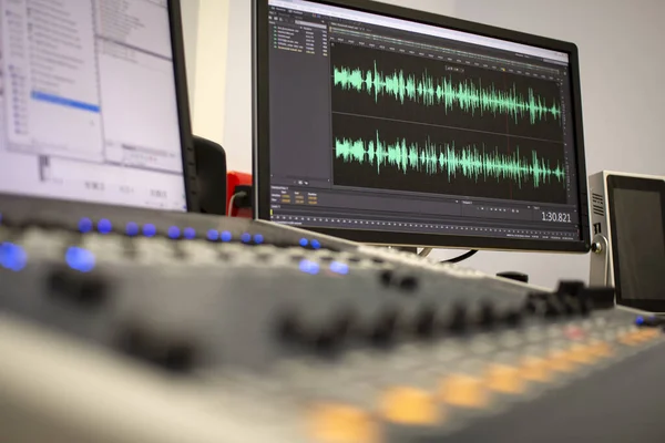 Console de mistura de áudio profissional com faders e botões de ajuste . — Fotografia de Stock