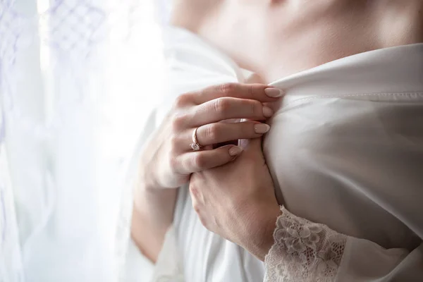 Morgenbraut. Ein schönes Mädchen mit einem weißen Schleier auf dem Kopf steht am Fenster. Hochzeitsporträt für die Braut. Boudoir-Schießen — Stockfoto