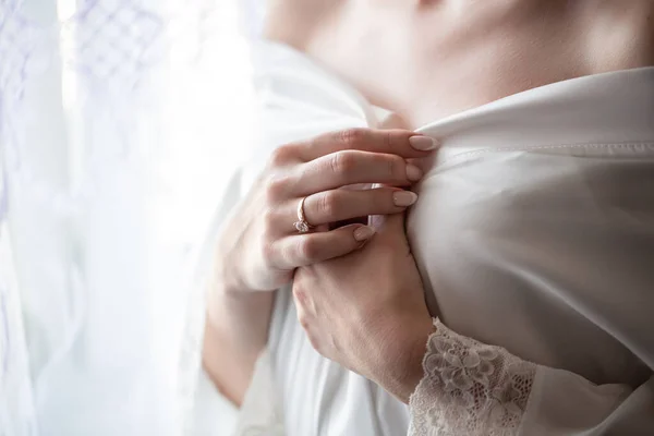Morning bride. A beautiful girl with a white veil on her head stands near the window. Wedding portrait for the bride. Boudoir shooting — Stock Photo, Image