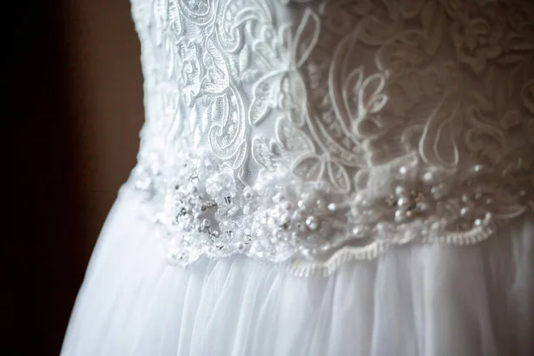 Neues Hochzeitskleid Detail Foto. Detail eines eleganten weißen Hochzeitskleides — Stockfoto