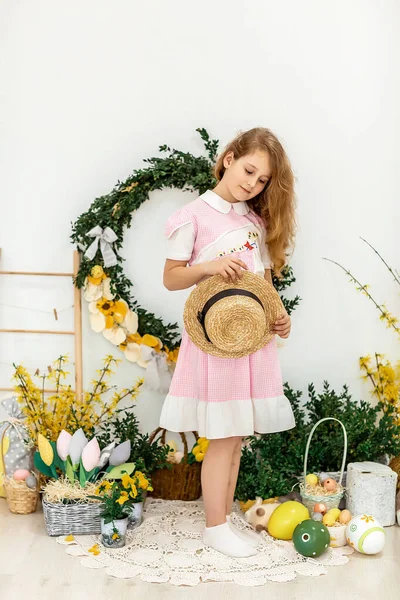 Tarjeta de felicitación de Pascua, niña feliz en un vestido de sombrero de paja jugando con huevos y patos de Pascua, concepto de infancia felicidad de Pascua —  Fotos de Stock