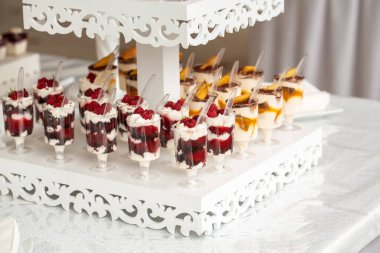 Açık büfede bir sürü tatlı tatlı var. Tatlı büfe masası..