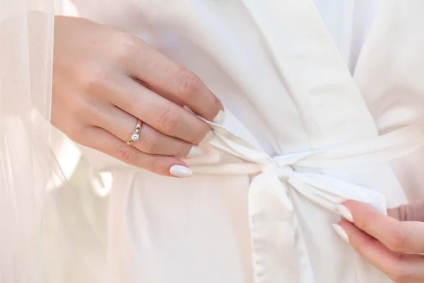 Bruid ochtend. Close-up van een elegante diamanten ring om de vinger van een vrouw. Liefde en huwelijk concept — Stockfoto
