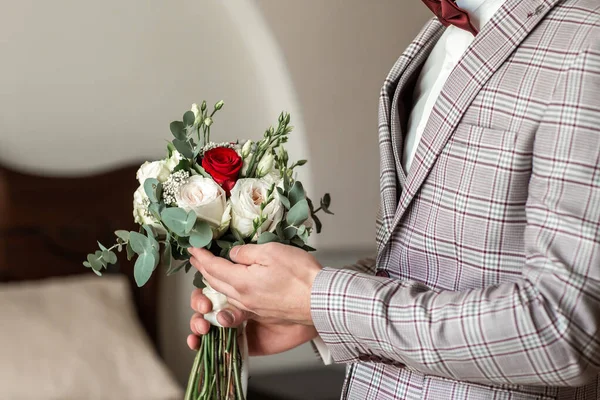 Noivo alegre em jaqueta elegante. terno com um laço com flores — Fotografia de Stock