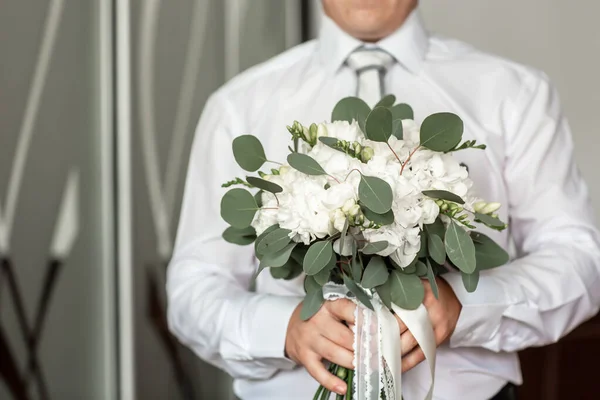 El novio está vestido para una boda con una corbata con flores — Foto de Stock