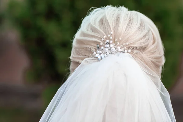 Mariée avec coiffure élégante.Fermer la coiffure de la mariée avec un voile arrière — Photo