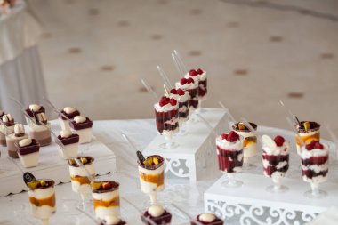 Parti için tatlı masası. Çikolata. Şekerli masa, şeker, tatlı..