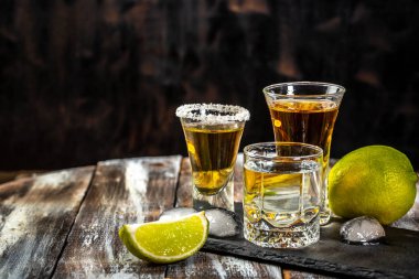 Limonlu Meksika tekilası ve kırsal ahşap arka planda tuz. Metin için boşluk. konsept lüks içecek. Alkolik içki konsepti.
