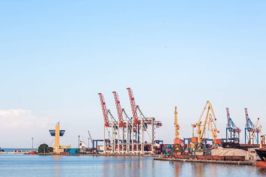 Lojistik İthalat İhracat geçmişi için tersanede çalışan vinç köprüsü olan endüstriyel yük gemisi. port konteyner terminali.