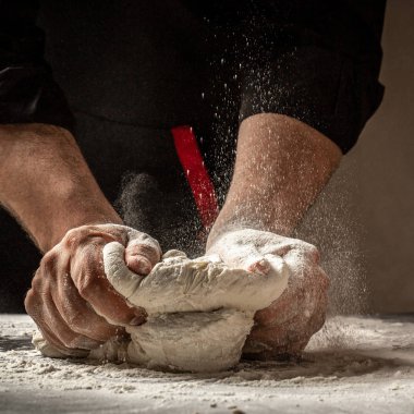 Bir pastanede ekmek hamuru hazırlayan bir adam. Paskalya ekmeğinin hazırlanması. Erkek eli.