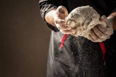 Ekmek yapmak, eski moda tasvirler. Tahıl eklendi. Paskalya ekmeğinin hazırlanması. Erkek eli.