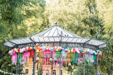 Tatil için şişirilebilir balonlar, arka plan duvar kağıdı manzarası. Renkli toplar ve balonlarla süslenmiş bir sokak.