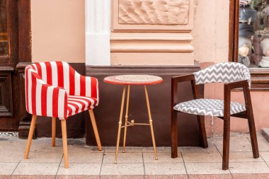 Retro romantik restoran, küçük bir kasabada kafe. Açık büfe. Eski moda kafe terası.