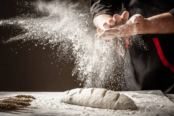 Man förbereder bröddeg på träbord i ett bageri på nära håll. tillagar ekologiskt naturliga bakverk — Stockfoto