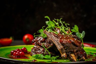 Bezelye tohumlarıyla süslenmiş bir tabakta soslu pirzola.