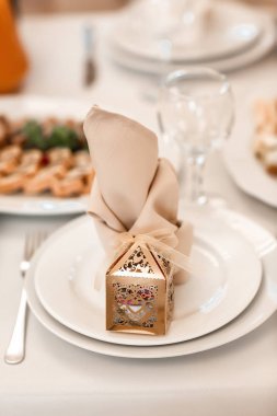 Zarif bir sofra. Düğün dekoru. Boş bardaklar