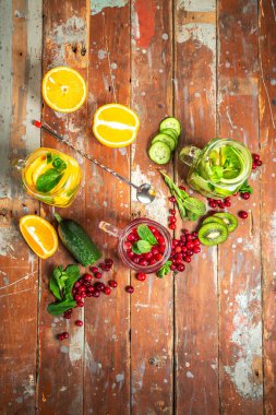 Detox Water Fruit Mint ile karıştırılmış içecek. Taze limon ve kırmızı kirazlı alkolsüz vegan içeceği. Sağlıklı Yaşam Tarzı ve Kilo Verme Konsepti. genel görünüm