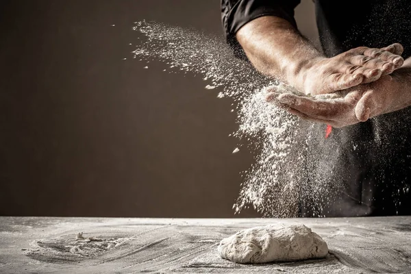 Foto av mjöl och män händer med mjöl stänk. Matlagningsbröd. Knådning av degen — Stockfoto