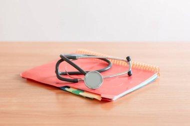 Tıp doktoru çalışma masasında. Steteskopa odaklan. Sağlık ve tıbbi konsept: Copyspace