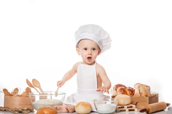 Bebé cocinero con un sombrero de chef con verduras y sartén aislada en  fondo blanco.El concepto de comida saludable y la infancia: fotografía de  stock © vitmarkov #26419273
