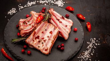 Çiğ domuz kaburgaları keskin bir salamurayla ovalanır. Kopya uzayı ile yatay bileşim