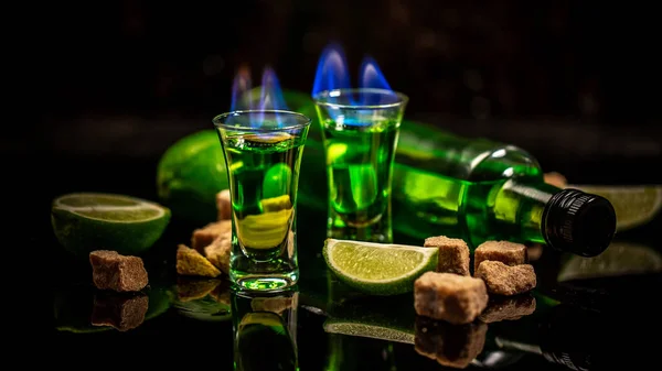 Absinth- oder Minzschnaps. grüne Bitterwermuttinktur im Glas. Absinth-Shots mit Zuckerwürfeln — Stockfoto