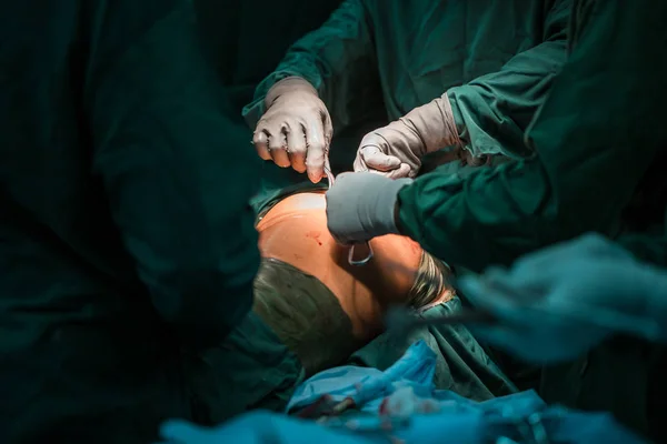 Chirurgisch team. Een steriele operatiekamer. totale heuparthroplastiek met cementbevestiging van componenten. voorbereiding op de operatie — Stockfoto