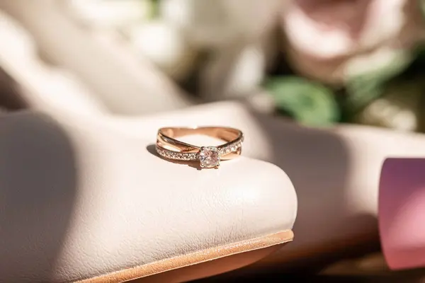 ジュエリーギフトの高級エンゲージメントダイヤモンドリング — ストック写真