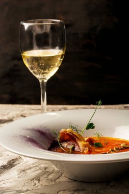 Kremalı balkabağı çorbası püresi ve kızarmış pastırma. Bir bardak beyaz şarap. yazar menüsü.