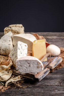 Tahta üzerinde İspanyol Dulce de Membrillo olan Fransız Peynir Tabağı.