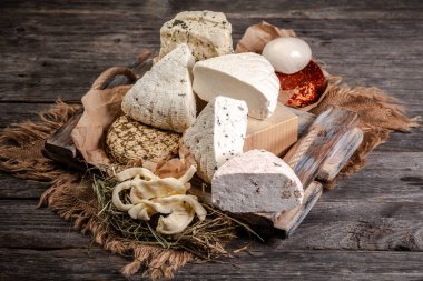 Çevre ürünleri kavramı. Organik tarım ürünleri, peynirler, mısır gevrekleri. Parmesan, feta, keçi peyniri, kırmızı şarap. Arkaplan resmi. Boşluğu kopyala.