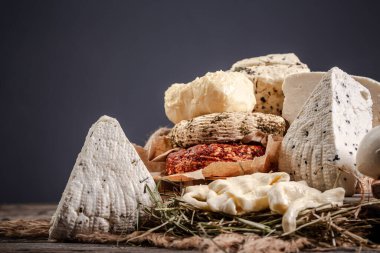 Brie, Camembert, Parmesan peyniri ve ahşap arka planda sert peynir çeşitleri. Şarap için yemek lezzetli ve romantik. Arkaplan resmi. Boşluğu kopyala.
