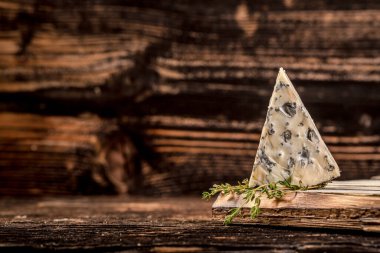 Ahşap masada mavi peynir. Çevre ürünleri kavramı. Arkaplan resmi. Boşluğu kopyala.