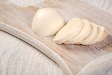 İtalyan peynirli mozzarella, inek veya bufalo sütünden yapılmış beyaz peynir. Organik Akdeniz gıda konsepti, düz konum.