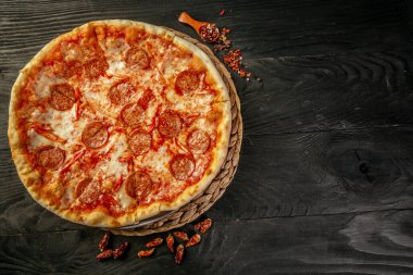 Kırsal ahşap bir masada sıcak pizza. İtalyan yemeği. Metnin altına yerleştir.