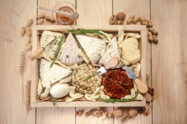 Peynirin birçok çeşidi vardır: Brie, camembert ve tahta arka planda ceviz. eko peynir.
