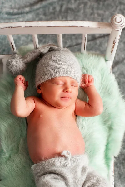 Pasgeboren Fotoshoot Een Jongetje Slaapt Vredig Tijdens Zijn Eerste Professionele — Stockfoto