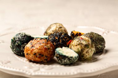 Toplar şeklinde peynir. Organik tarım ürünleri, peynirler. Arkaplan resmi. Boşluğu kopyala.