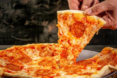 Salamlı, biberli ve domates soslu pizza. Ev yapımı sıcak biberli pizza yemeye hazır. Metin için boşluk.