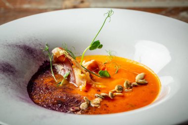 Pastırmalı balkabağı kremalı çorba. sağlıklı yiyecekler.