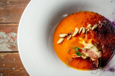 Domuz pastırmalı balkabağı çorbası, kırsal arka plan, üst manzara..