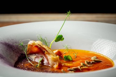 Pastırmalı balkabağı kremalı çorba. Sağlıklı yemek. Metnin altına yerleştir.