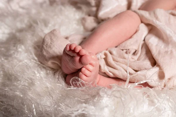 Close Pequenos Pés Bebê Foto Taxa Bebê Recém Nascido — Fotografia de Stock