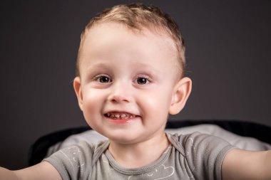 Bebek dişlerini bakıcılarla yakın plan çek. Pediatrik dişçilik.