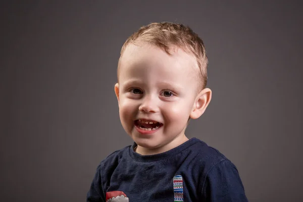 Chlapec Usmívá Směje Kameře Zubama Dítě Ukazuje Přední Zuby Velkým — Stock fotografie